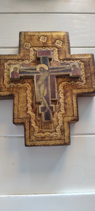 Crucifijo de madera dorado estilo icono