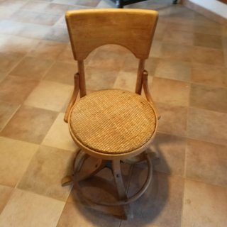 Silla Giratoria Antigua de Madera y Ratán