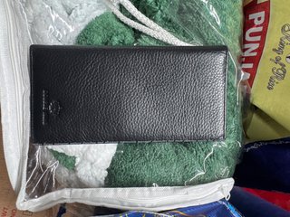 Cartera de piel negra