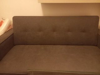 Sofá cama. Mide 1.40 sin reposabrazos