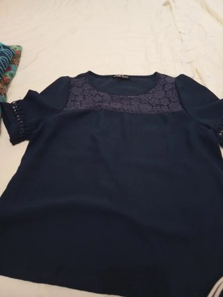 Camisa azul Shein con detalles de encaje
