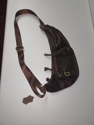 Bandolera de piel con múltiples bolsillos