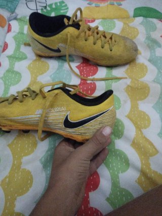 Botas de fútbol Nike amarillas talla 33