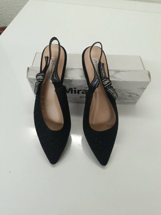 Zapatos de punta negros con tira