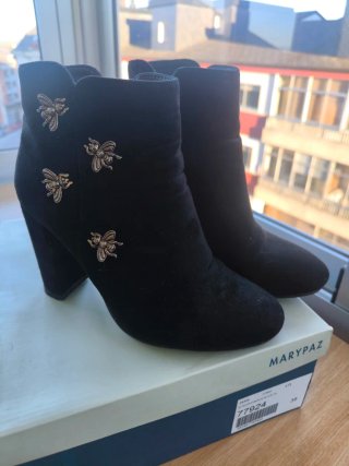 Botines Negros Marypaz con Detalles Dorados