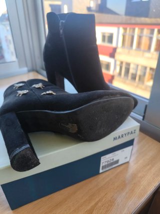 Botines Negros Marypaz con Detalles Dorados