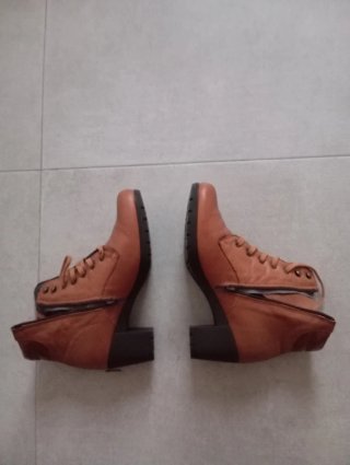 Botines marron de piel con tacon Pitillo Talla 38.