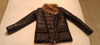 Abrigo acolchado negro cuello pelo