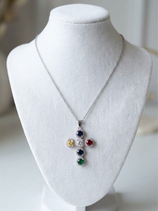 Collana con pendente a croce multicolore
