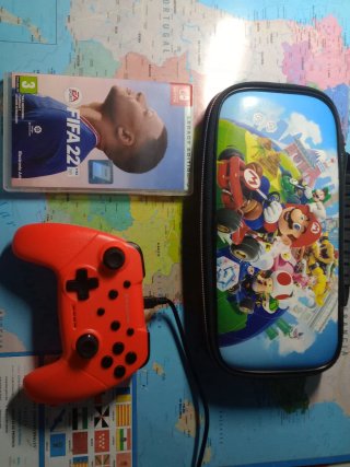 Pacchetto Nintendo Switch: FIFA 22, Controller e Custodia