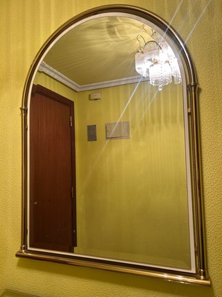 Espejo de pared con marco dorado