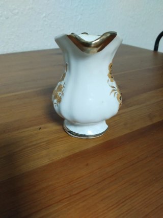Jarra antigua de porcelana