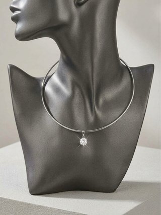 Girocollo rigido color argento con punto luce