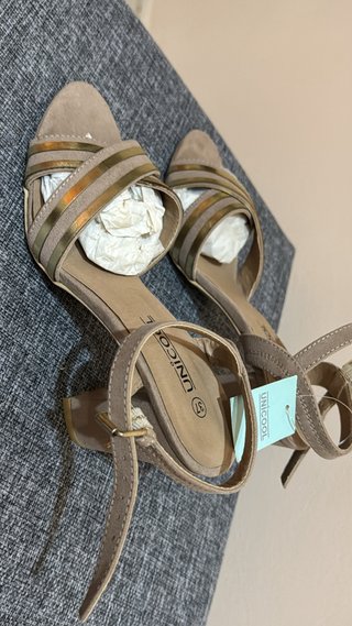 Sandalias Unicool Tacón Medio Beige y Oro