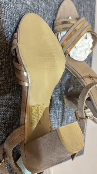 Sandalias Unicool Tacón Medio Beige y Oro