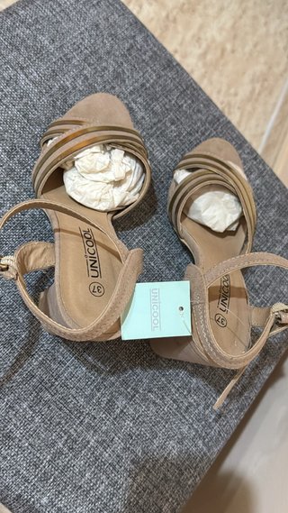 Sandalias Unicool Tacón Medio Beige y Oro
