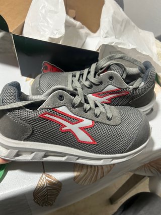 Zapatillas de seguridad grises y rojas