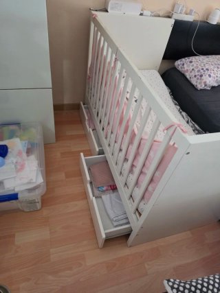Cuna de bebé blanca con cajones