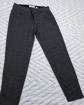 Pantalón de cuadros gris