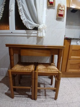 Mesa de cocina de madera con dos taburetes