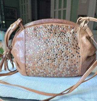 Bolso de piel con tachuelas