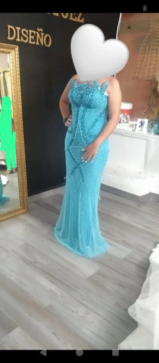 Vestido de fiesta turquesa con pedrería