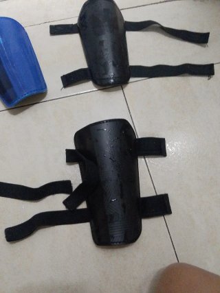 Botas de fútbol y espinilleras