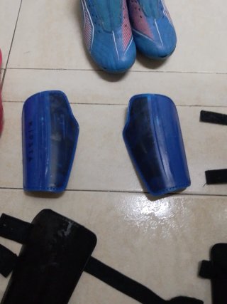 Botas de fútbol y espinilleras