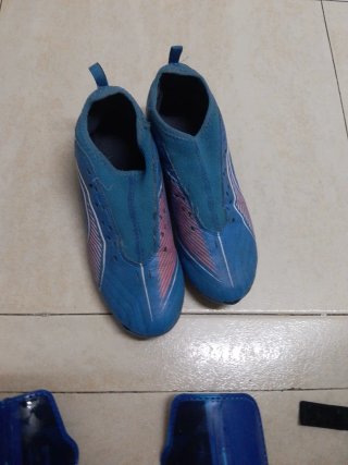 Botas de fútbol y espinilleras