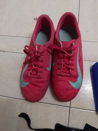 Botas de fútbol y espinilleras