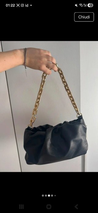 Borsa nera con tracolla a catena dorata