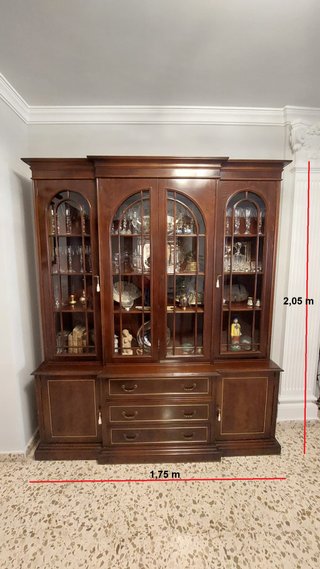 Mueble vitrina clásico madera y cristal