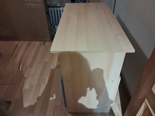 Scrivania in legno con cassetti