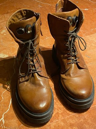 Botines de piel marrón con adornos