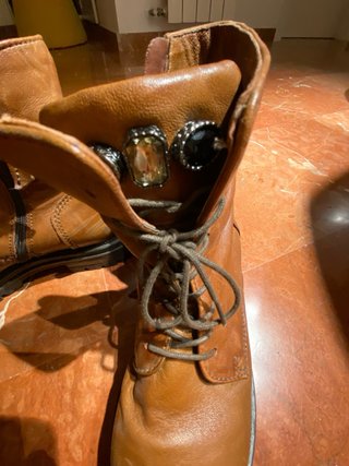 Botines de piel marrón con adornos