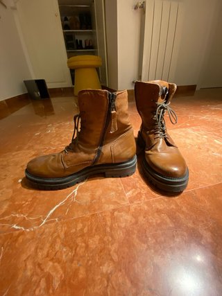 Botines de piel marrón con adornos