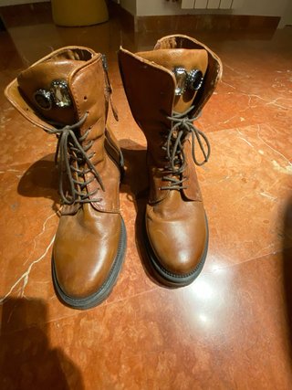 Botines de piel marrón con adornos