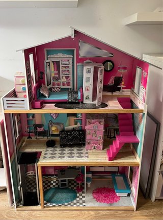 Casa de muñecas Barbie en buen estado