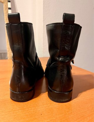 Botines negros piel hebillas doradas