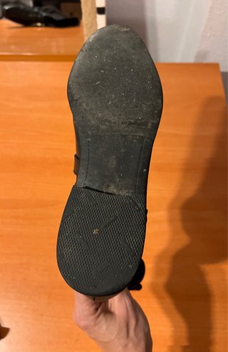 Botines negros piel hebillas doradas