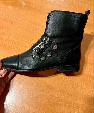Botines negros piel hebillas doradas