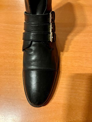 Botines negros piel hebillas doradas