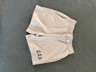Pantalón corto GAP gris