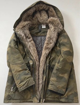 Parka camuflaje con pelo Divided Talla M