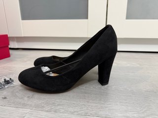Zapatos de tacón negros de ante
