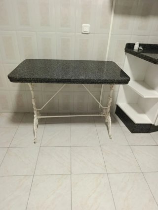 Mesa de Piedra con Base Metálica