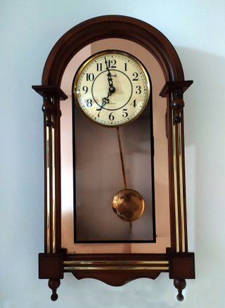 Reloj de péndulo antiguo de madera