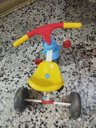 Triciclo infantil amarillo y rojo