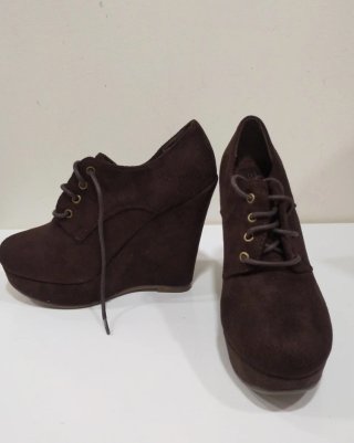 Botines de cuña marrones