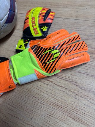 Lote Balón Kipsta y Guantes Kelme